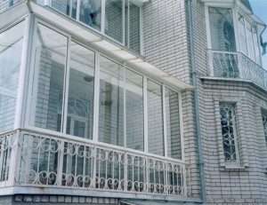 Панорамное остекление балкона раздвижными алюминиевыми окнами.