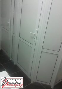 Кабинки с дверьми в туалете фото